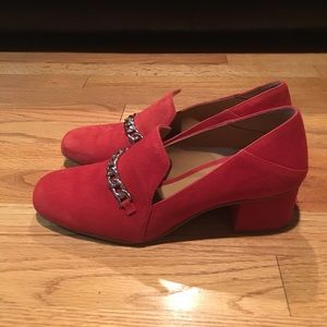 Red little heel with silver chain